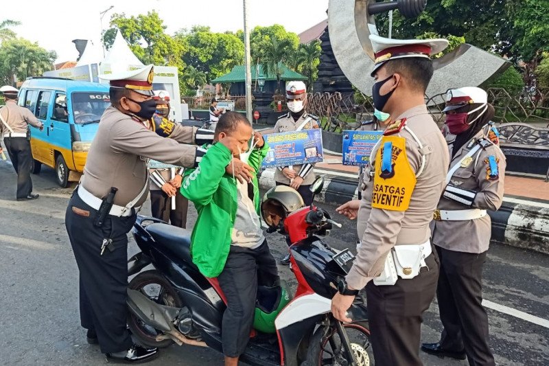 Satlantas Polres Kudus Ingatkan Pengendara Memakai Masker - Cakram.Net