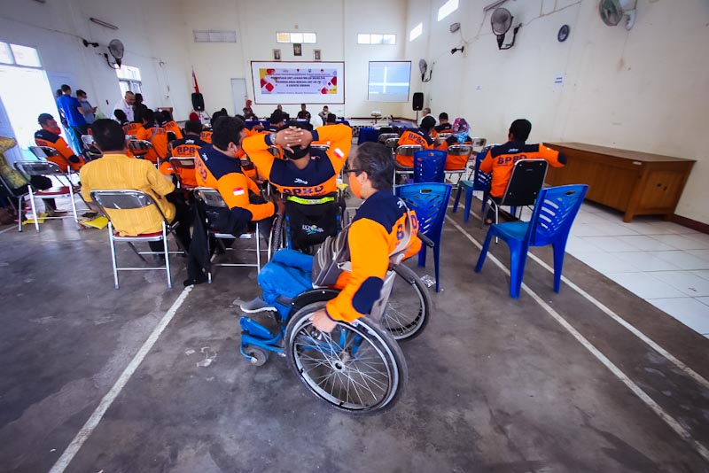 Puluhan warga difabel mengikuti pembentukan Unit Layanan Inklusi Disabilitas Penanggulangan Bencana (LIDi PB) di aula Kantor Kecamatan Tuntang Kabupaten Semarang, Kamis 14 Juli 2022. Kegiatan yang diadakan BPBD Provinsi Jawa Tengah bekerja sama dengan BPBD Kabupaten Semarang dihadiri Plt Kalakhar BPBD Kabupaten Semarang M Maskuri, perwakilan pengurus LIDi PB Jawa Tengah dan puluhan difabel serta Kepala Bidang Pencegahan dan Kesiapsiagaan Kinaryo. Terpilih sebagai ketua unit LIDi PB Kabupaten Semarang Arif Triyono dan Sekretaris Ch Ratna Windaryanti. Photo: WF Sihardian